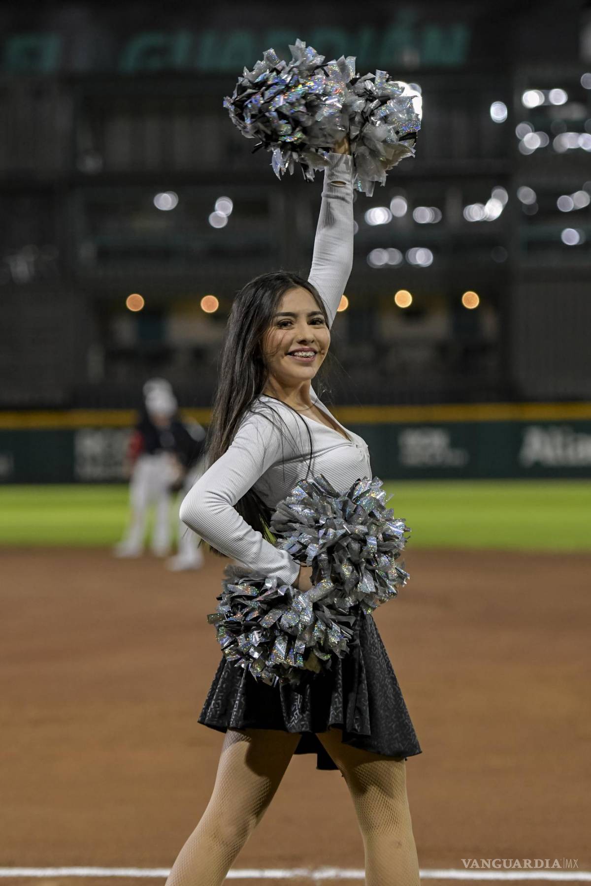 $!Una de las animadoras de las saraperitas en el momento cuando salieron al campo.