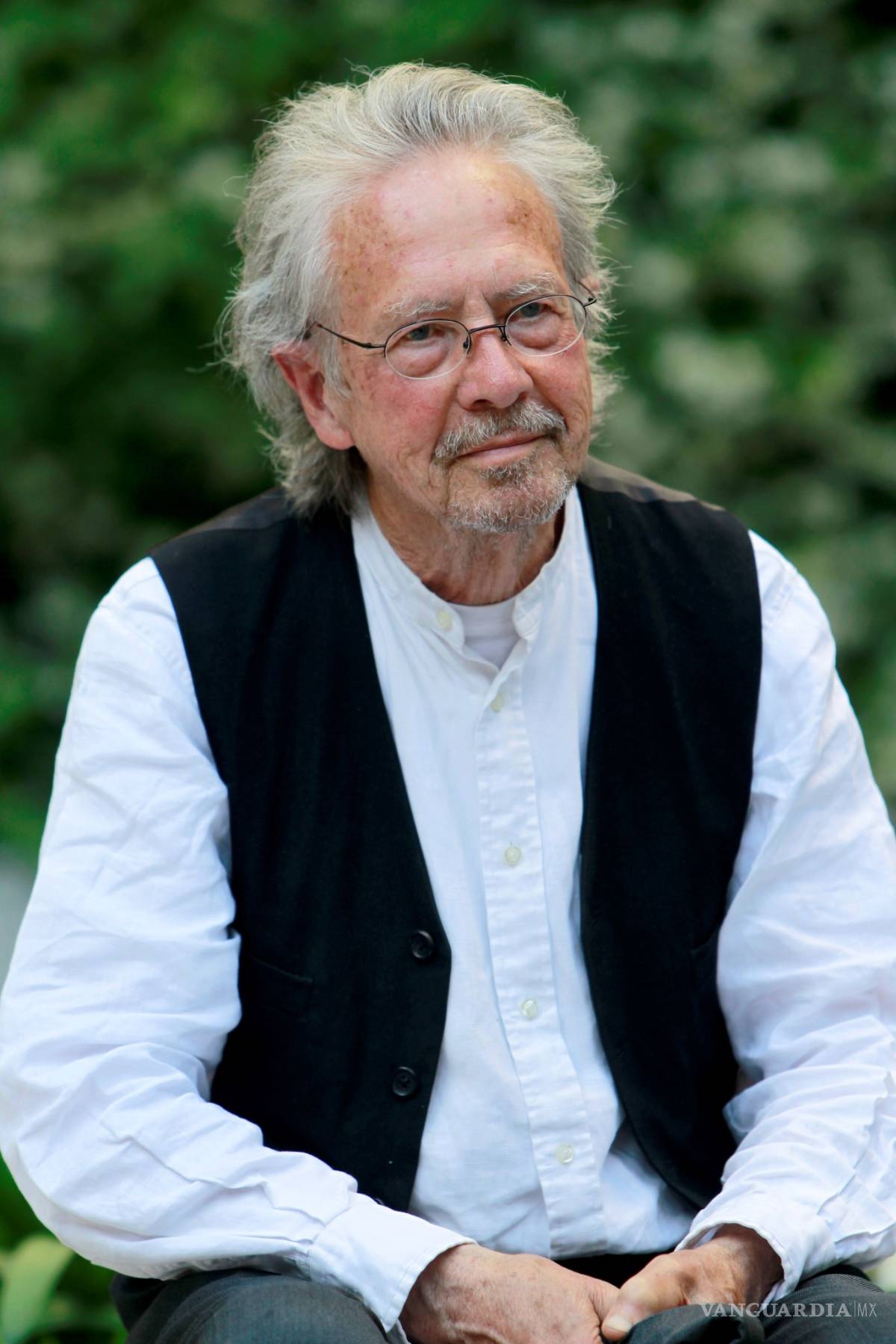 $!Víctimas del genocidio de Srebrenica piden retirar el Nobel a Peter Handke