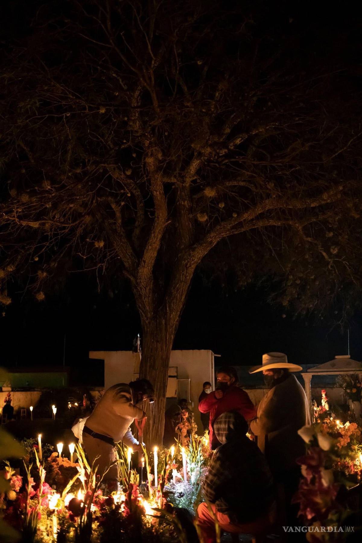 $!Familias velan a sus muertos después de un año sin celebrar la tradición debido a la pandemia por Covid-19 en el panteón de Xochitlán Todos Santos, estado de Puebla, México. EFE/Hilda Ríos