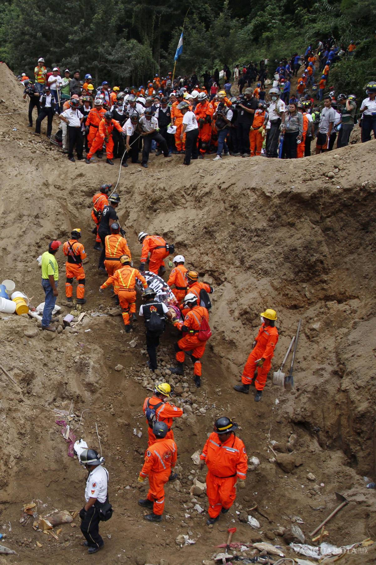 $!Ya son 131 muertos por deslave en Guatemala