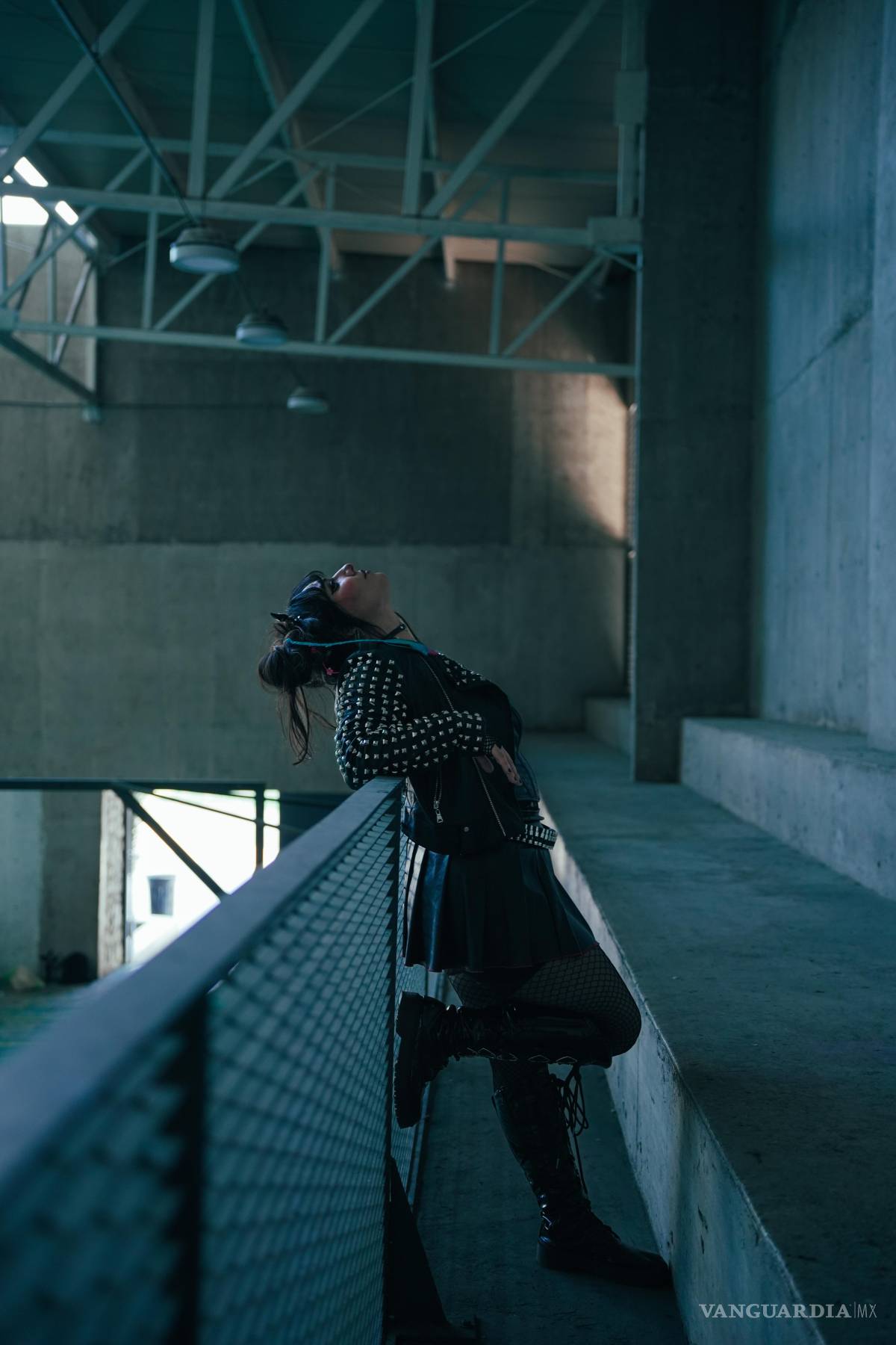 $!Cantante estrena video musical grabado en el Museo de la Muñeca de Saltillo