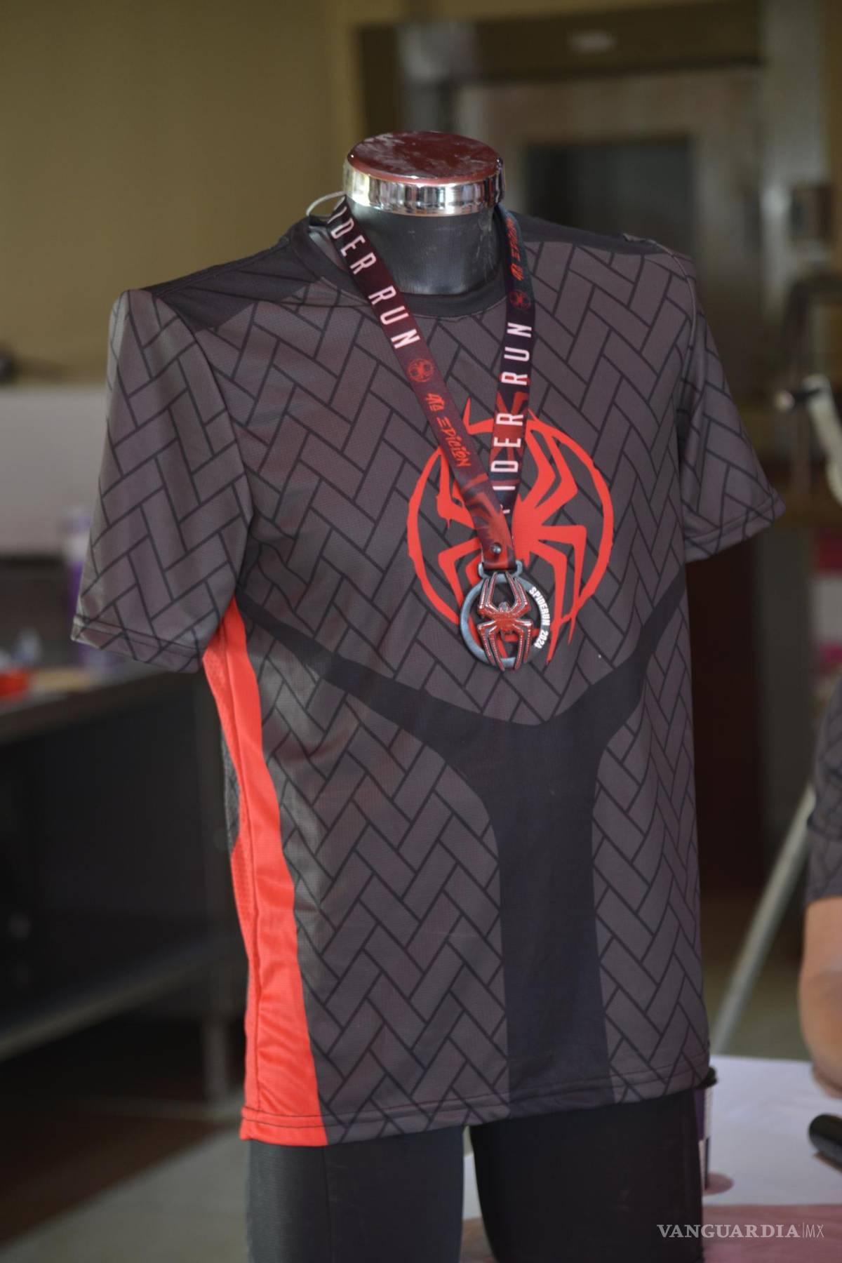 $!Playera que se entregará a los participantes y medalla que recibirán los ganadores.