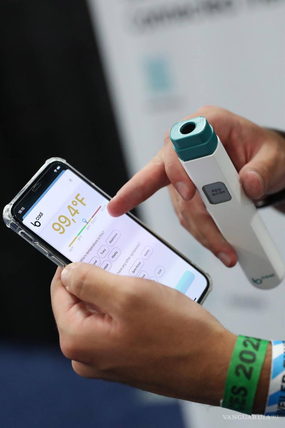 $!Gregoire Bussiere utiliza Barracuda Daily Healthtech Cool, un termómetro sin batería durante. EFE/EPA/Caroline Brehman