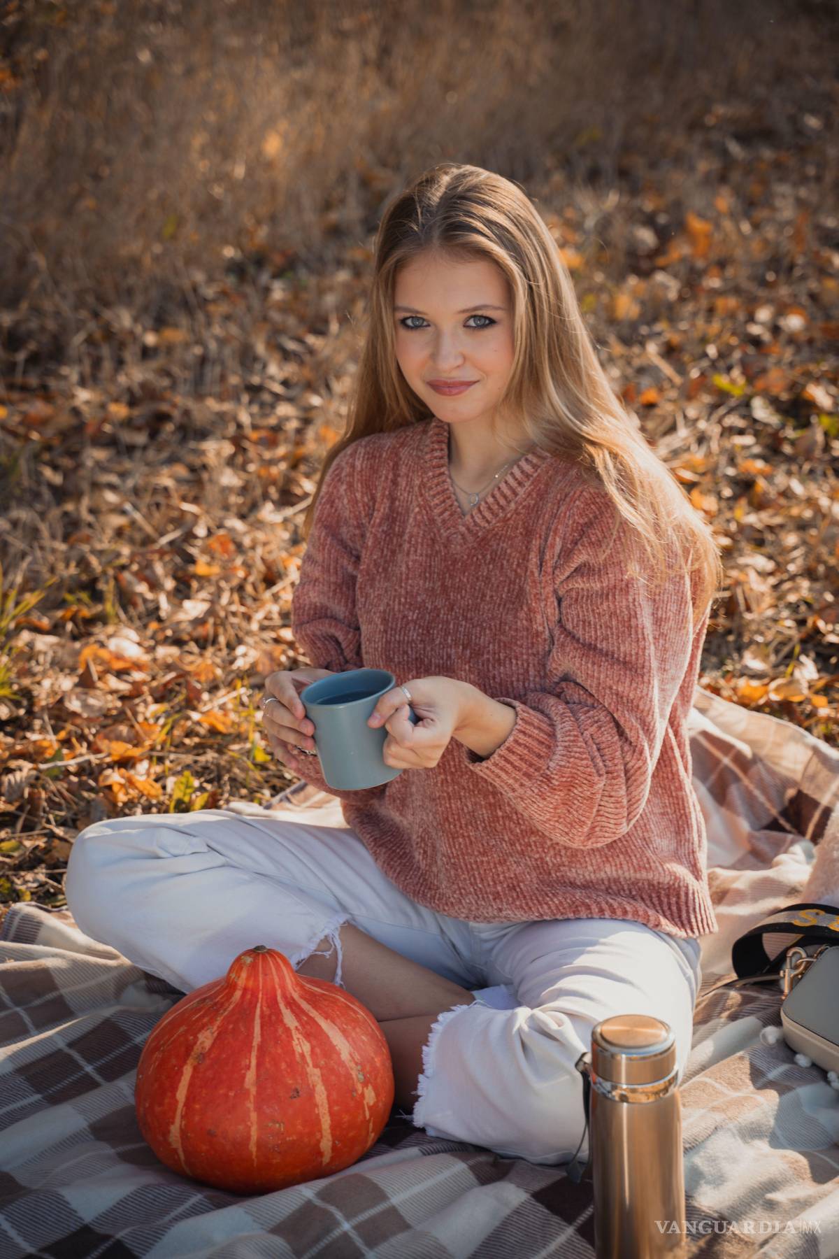 $!En la última década, el consumo de bebidas especiadas y la iconografía de la calabaza han impulsado tendencias virales como la estética de la «Autumn Girl».
