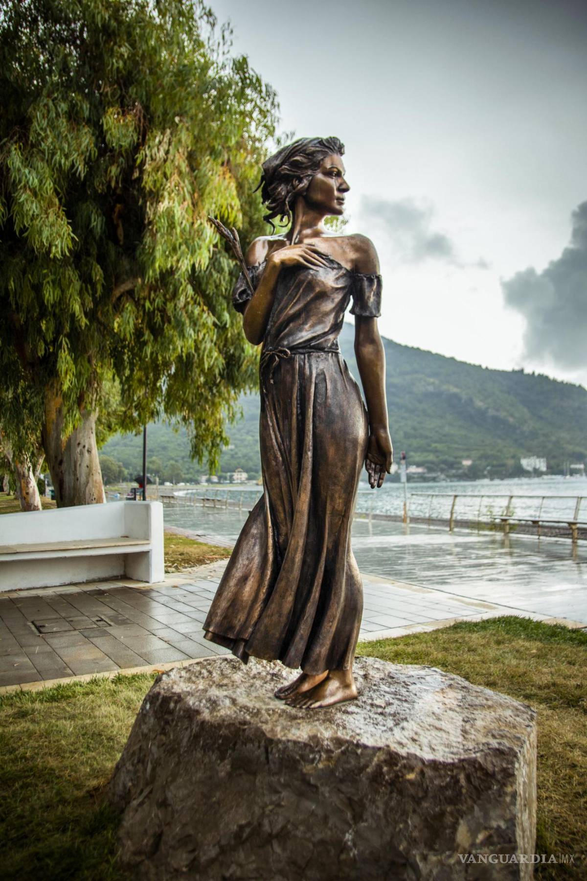 $!Fotografía del jueves 30 de septiembre de 2021 de una escultura de bronce de la “Spigolatrice di Sapri” en Sapri, Italia. El artista defiende su escultura de una campesina del siglo XIX contra las acusaciones de sexismo. AP/Valentino Palermo
