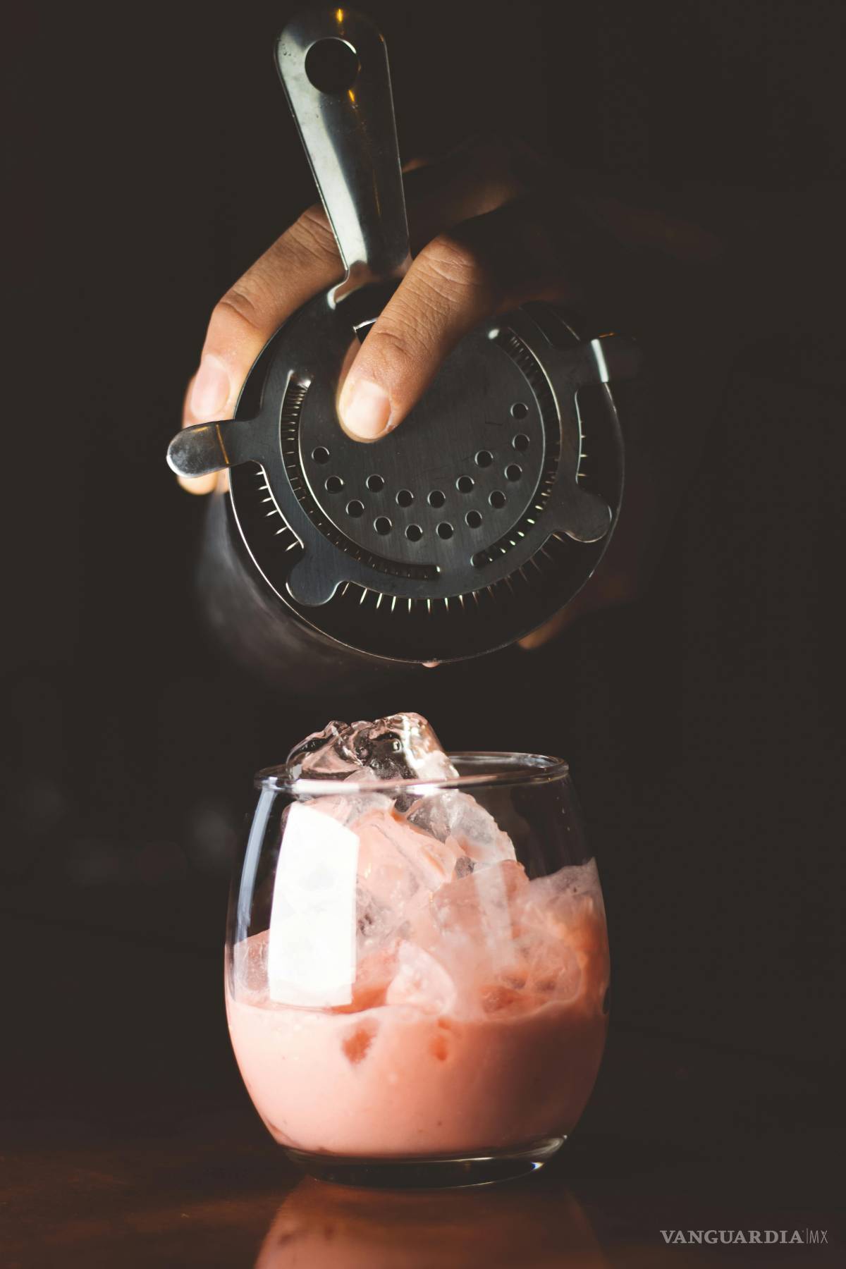 $!Este clásico licor irlandés, conocido por su textura aterciopelada y su sabor equilibrado entre whisky, crema y cacao, puede prepararse en casa .