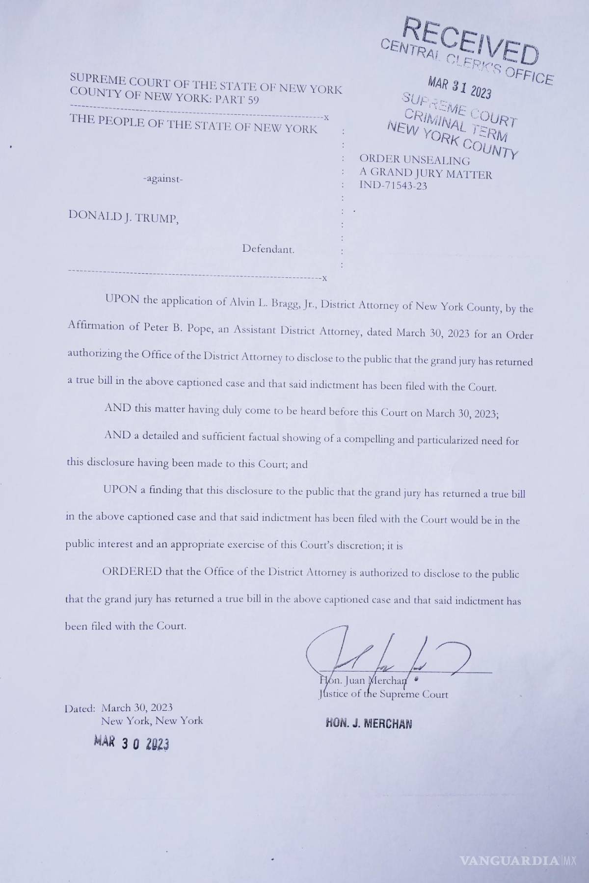 $!Una copia de una orden del juez Juan Manuel Merchan, que preside el caso del expresidente Donald Trump en Nueva York.