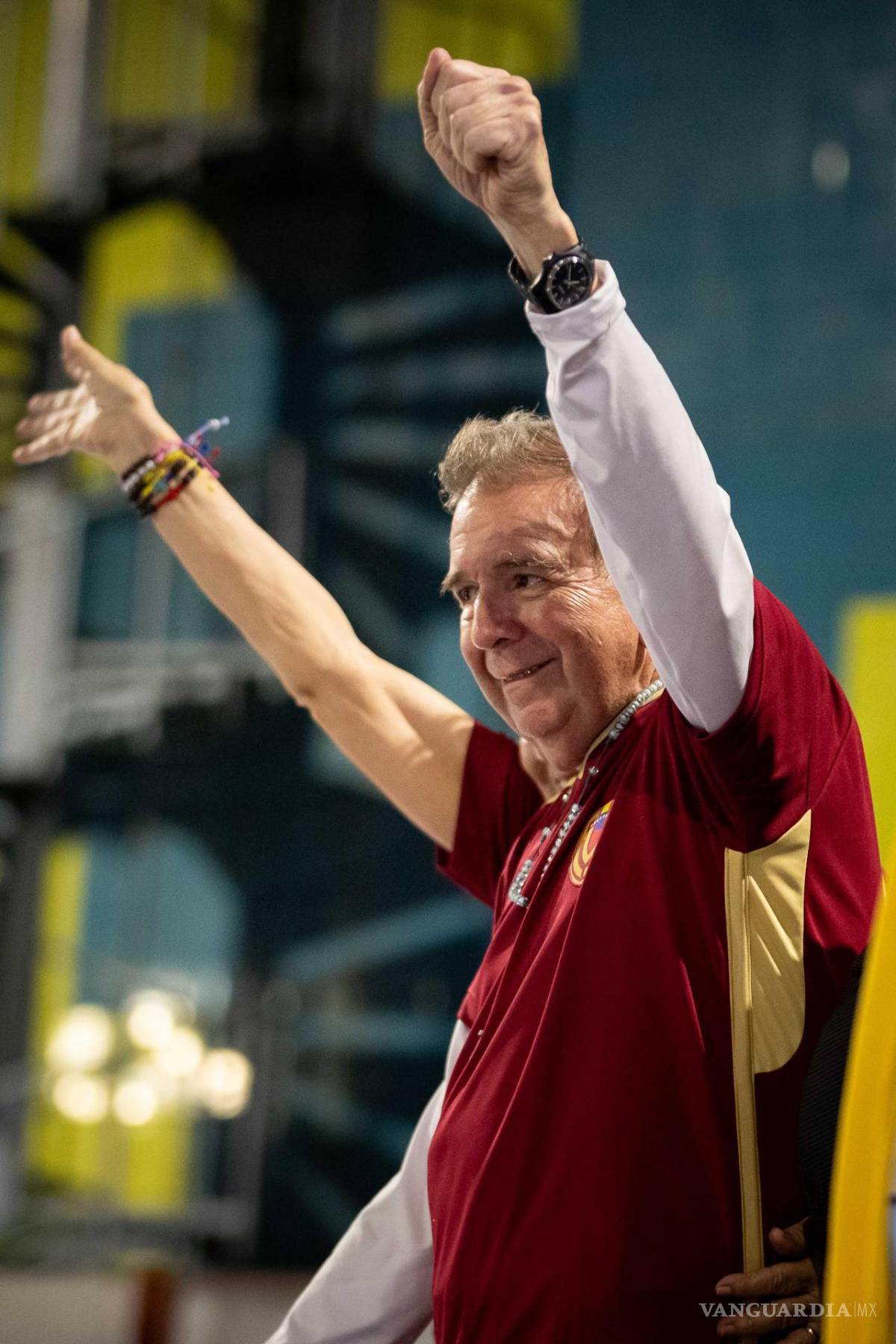 $!El candidato opositor Edmundo González Urrutia saluda en un acto de campaña en Caracas, Venezuela.