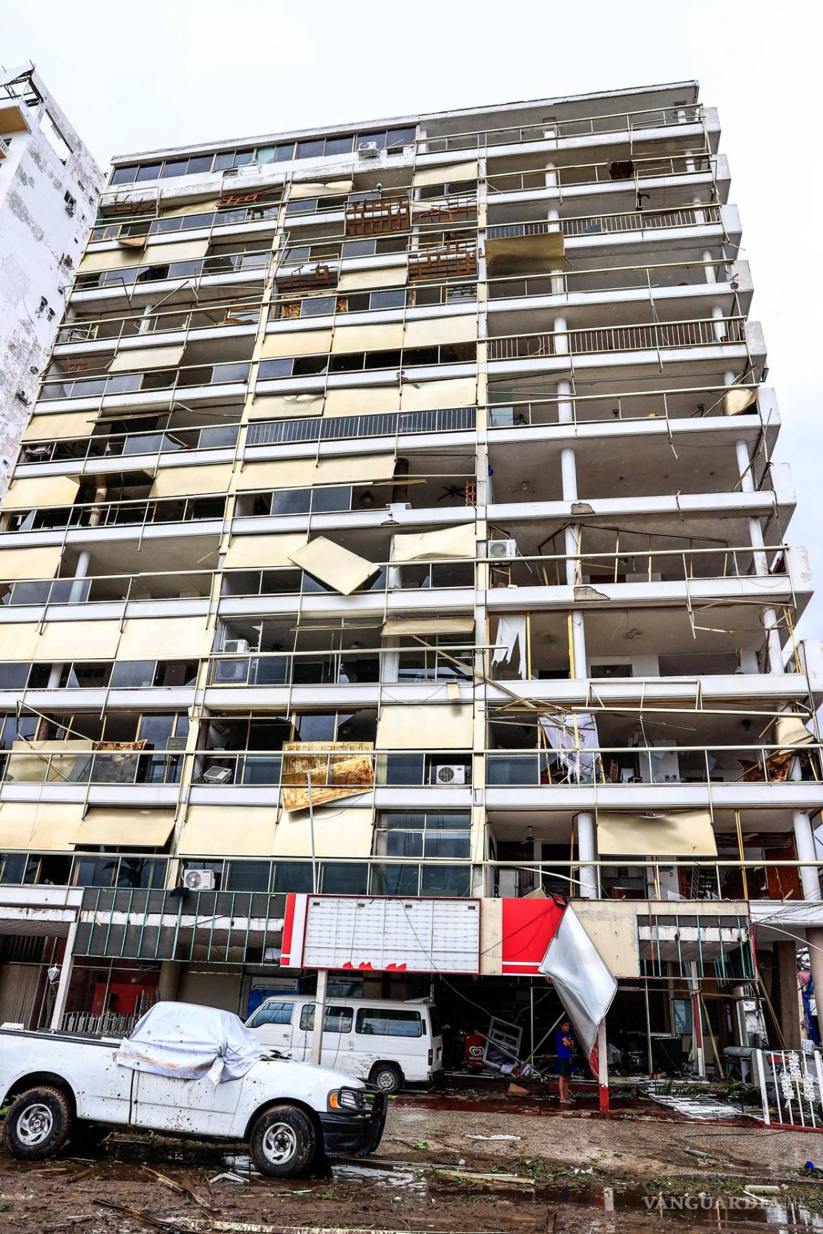 $!Fotografía de la fachada de un edificio desmantelada por el huracán Otis en el balneario de Acapulco, en el estado de Guerrero, México.