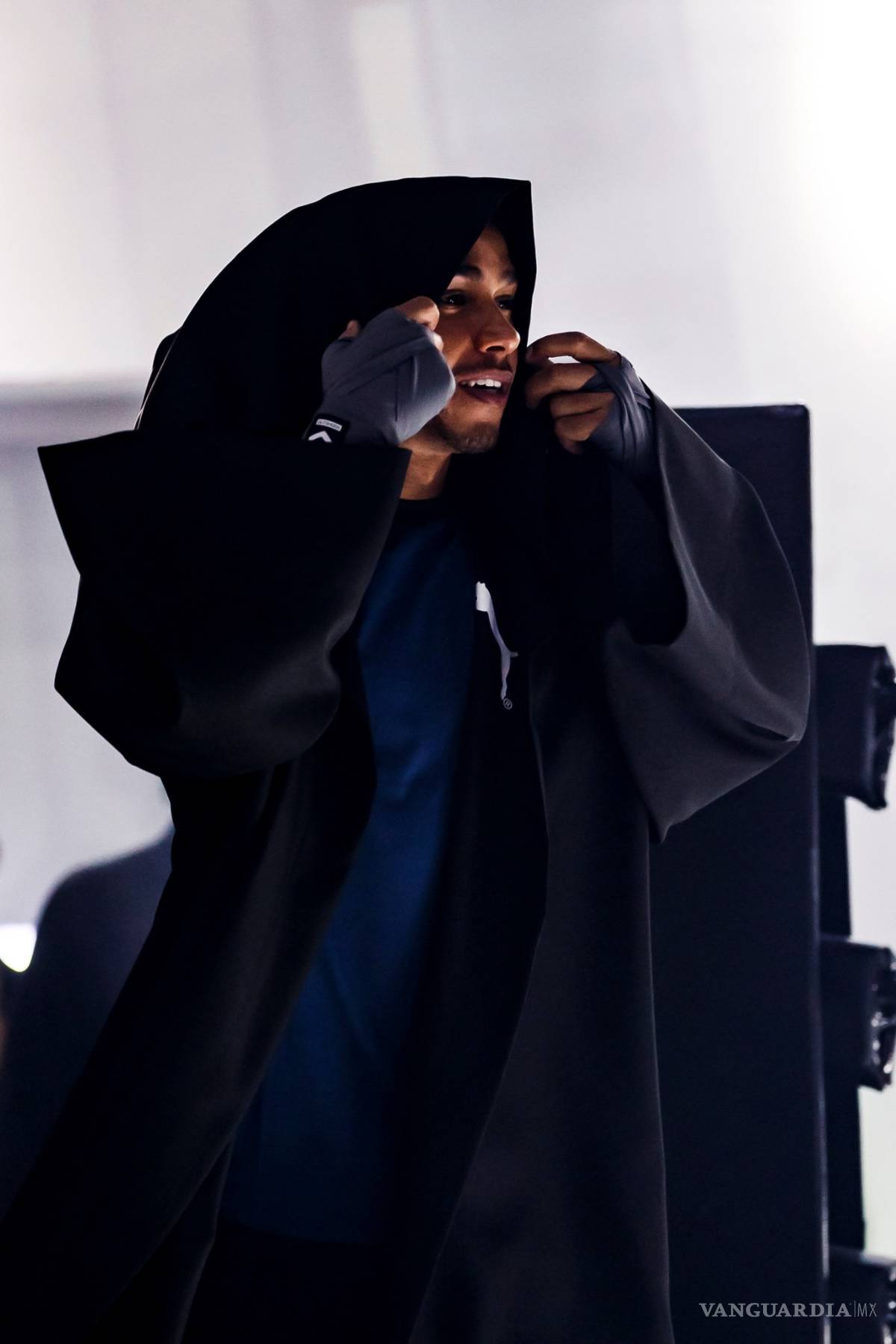 $!Lewis Hamilton deja las pistas y se pone los guantes con Julio César Chávez (fotos)