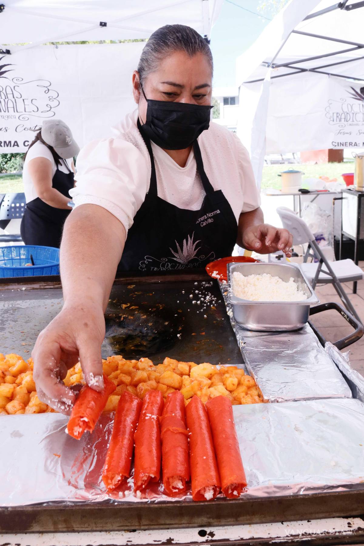$!El festival también integró antojitos mexicanos como enchiladas, gorditas y asado de puerco, convirtiendo el lugar en un corredor gastronómico que atrajo a quienes acudían al Centro durante el Buen Fin.