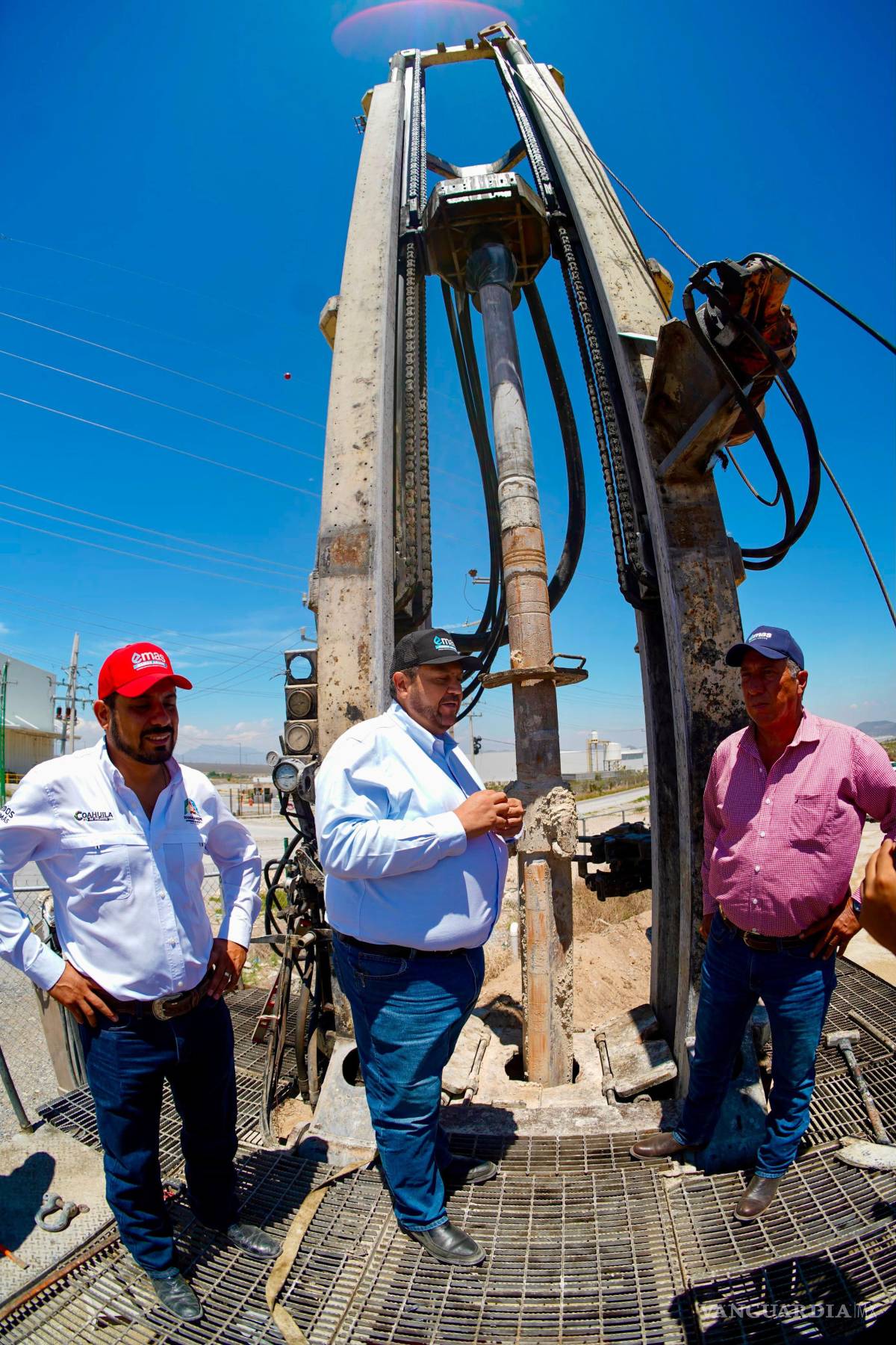 $!Personal de EMAS supervisa la operación del pozo Minerva 2, que abastecerá a colonias del norte de Ramos Arizpe.
