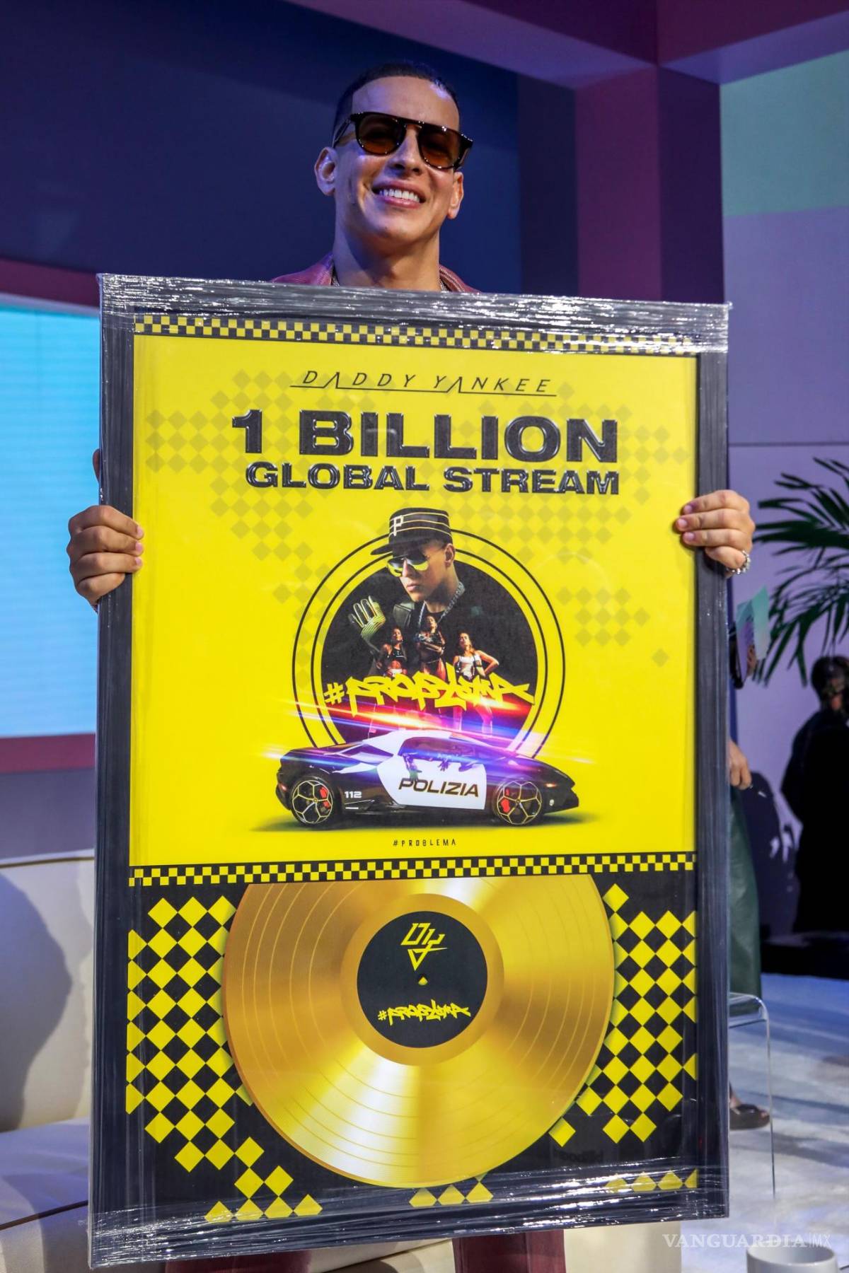 $!El artista puertorriqueño Daddy Yankee muestra el cuadro que acredita los mil millones de reproducciones a nivel global de su tema problema.