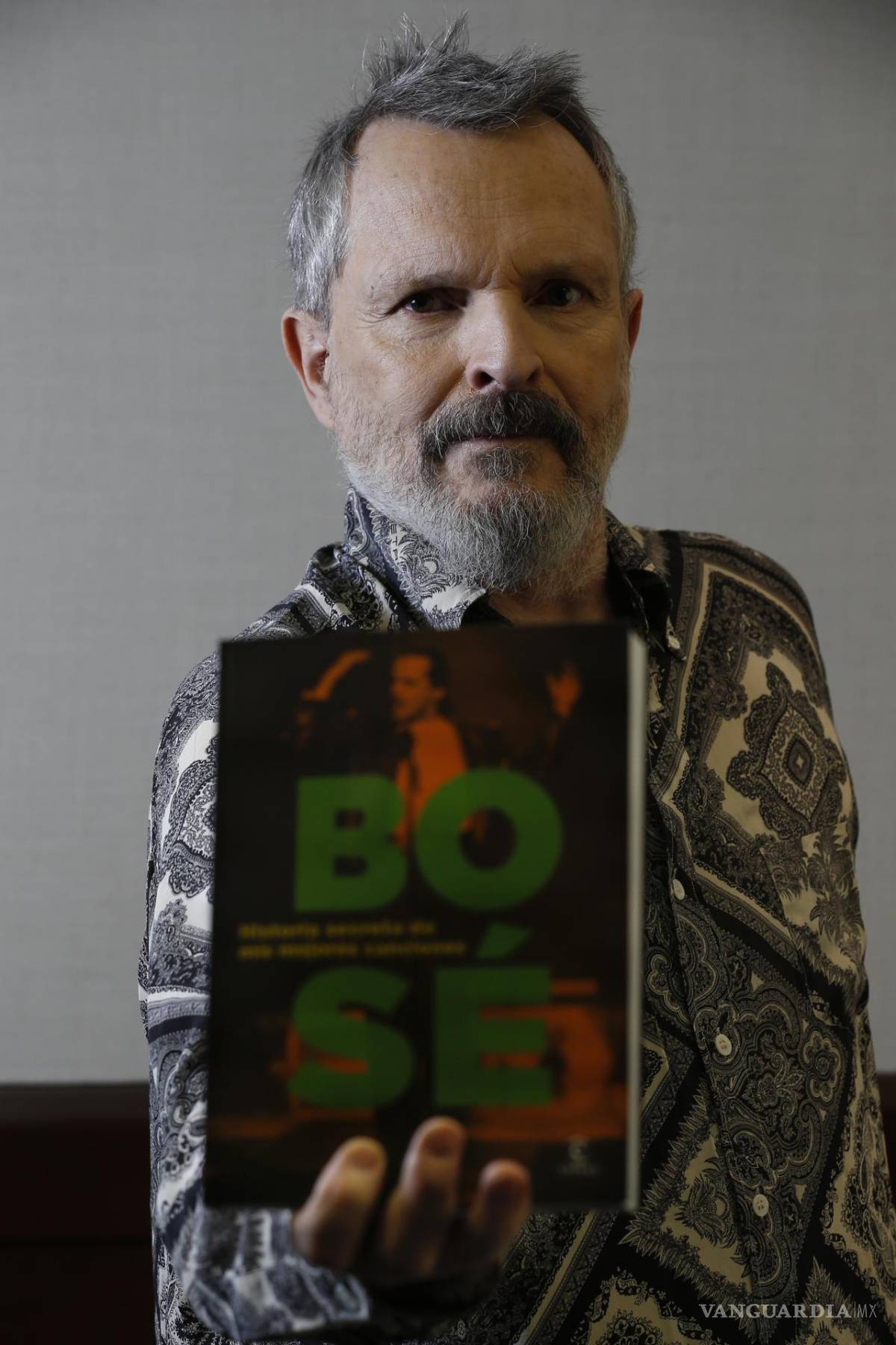 $!El cantante y autor español Miguel Bosé durante una entrevista con EFE en el marco de la FIL de Guadalajara, estado de Jalisco (México).