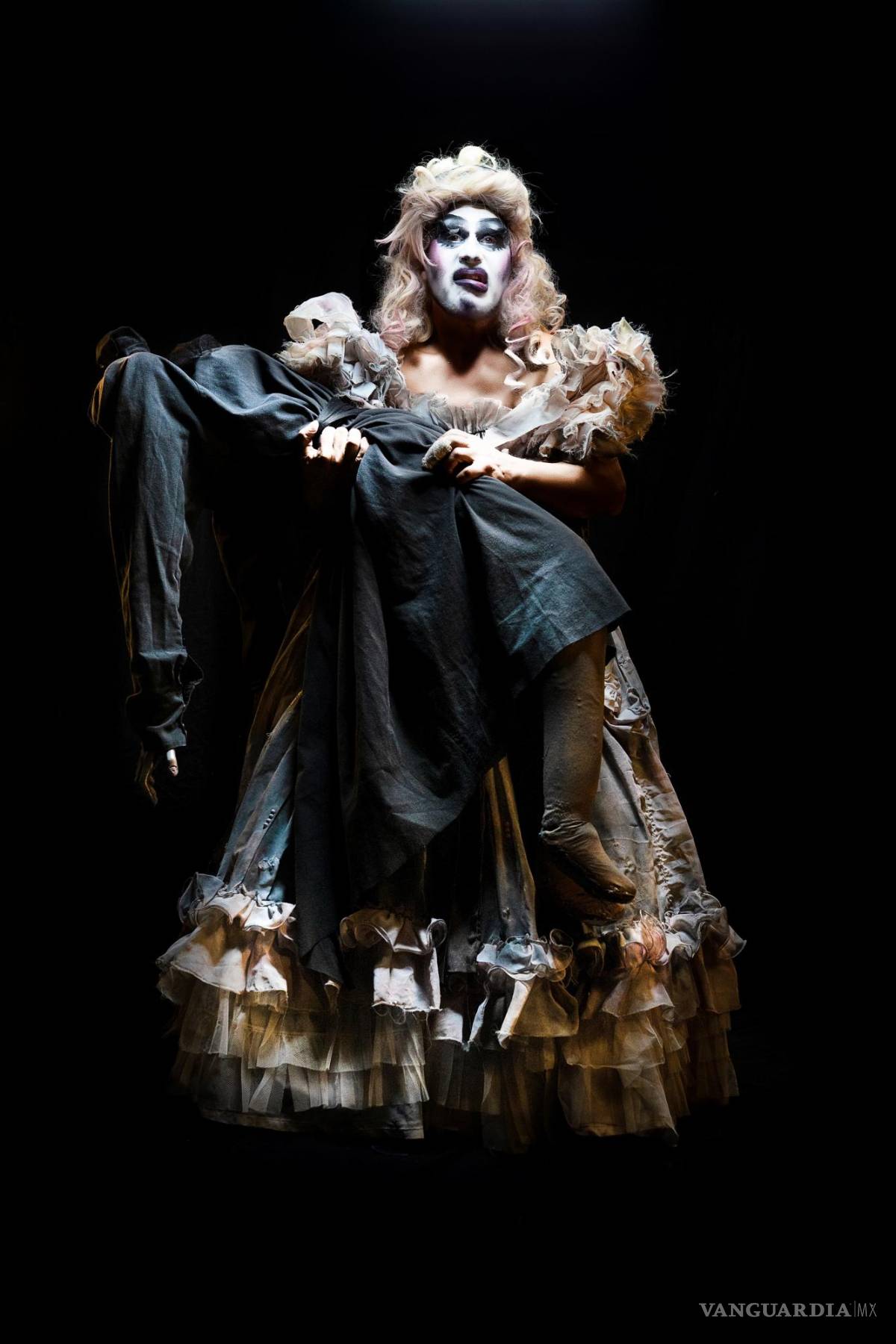 $!Martin Kent en otra transformación de su espectáculo. EFE/Amaia Osuna