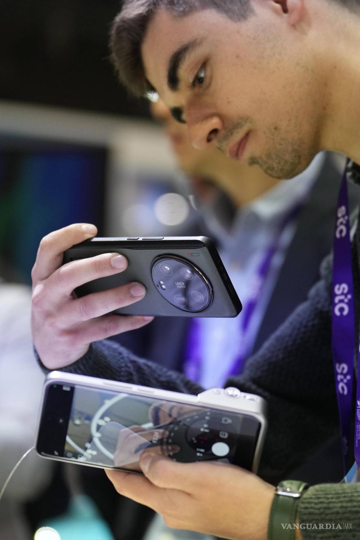 $!Un visitante manipula el nuevo Xiaomi 14 durante la jornada inaugural del MWC 2024, el principal congreso tecnológico del mundo.