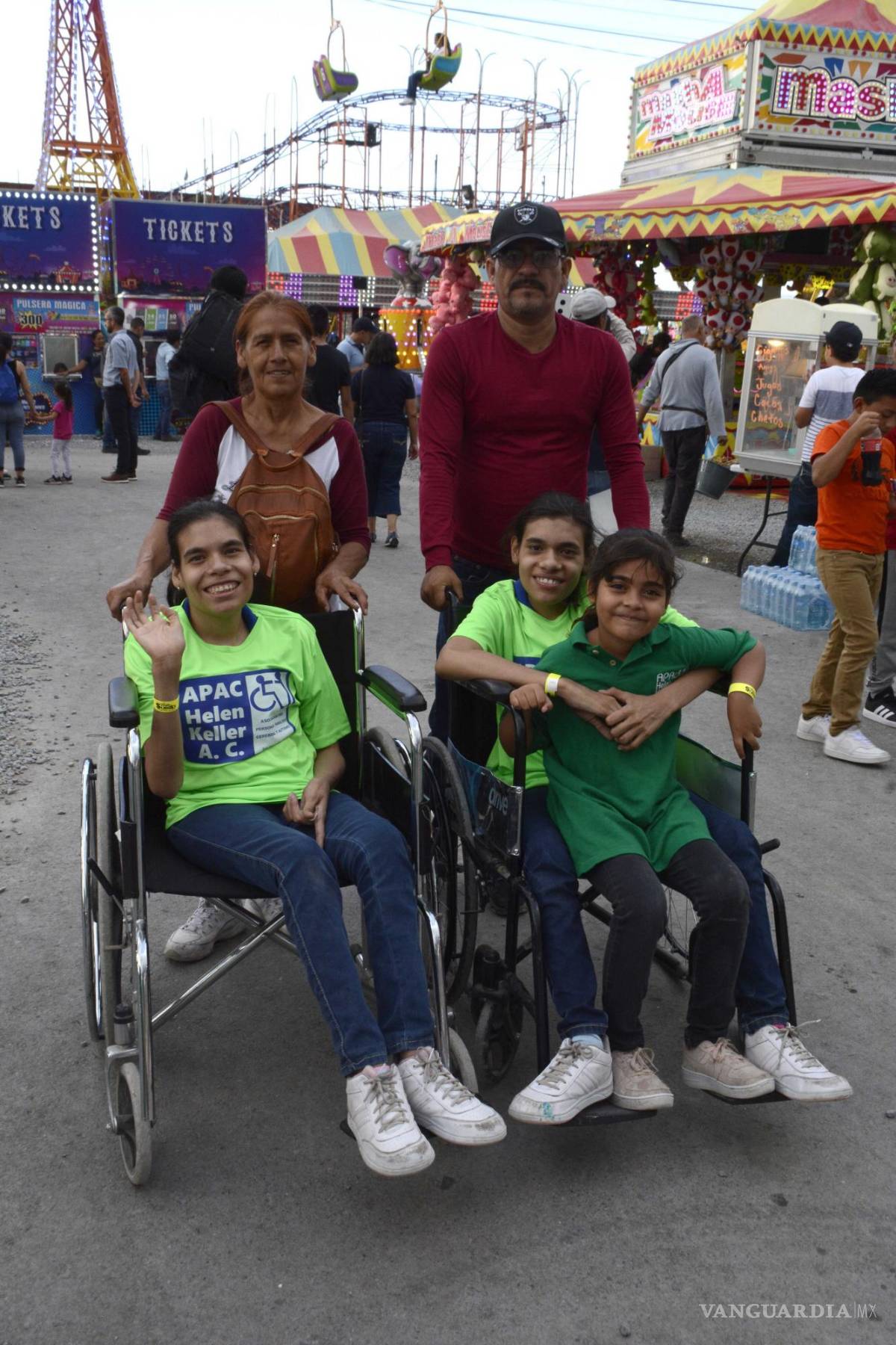 $!Adultos mayores y niños disfrutan de atracciones mecánicas en la Feria Saltillo.