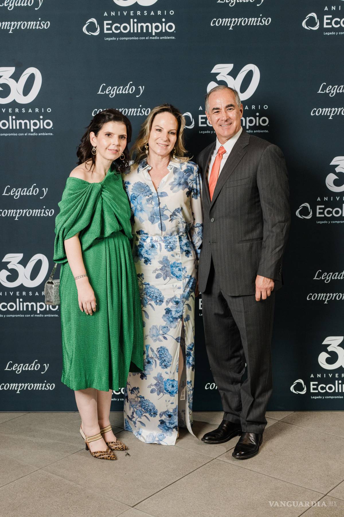 $!Sofia Calvert, Lic. Ivonne Espinoza, en representación del DIF Coahuila, y Lic. Raúl Salinas Valdés, delegado estatal de la Cruz Roja en Coahuila.