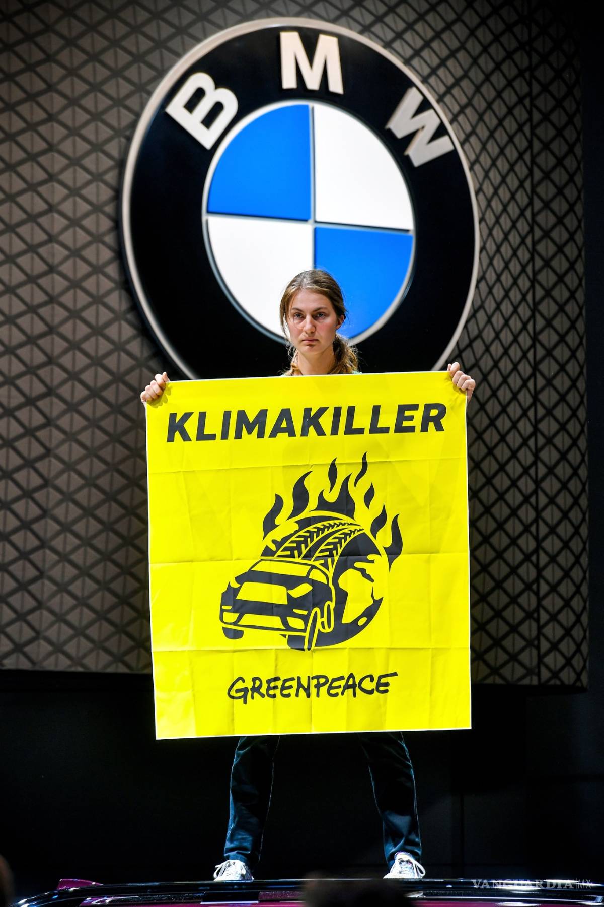 $!Activistas de Greenpeace irrumpen y se suben en los autos del Salón Internacional del Automóvil de Frankfurt, ve estas imágenes