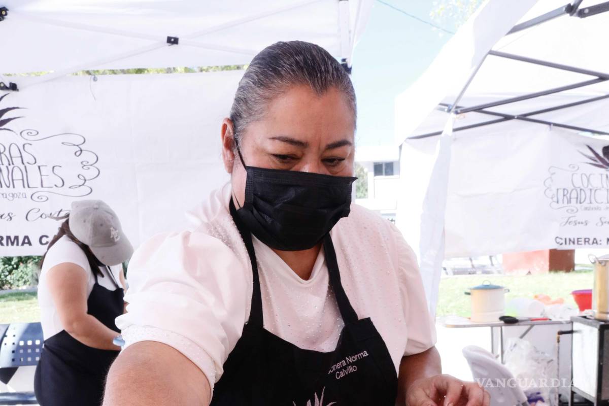 $!El festival también integró antojitos mexicanos como enchiladas, gorditas y asado de puerco, convirtiendo el lugar en un corredor gastronómico que atrajo a quienes acudían al Centro durante el Buen Fin.