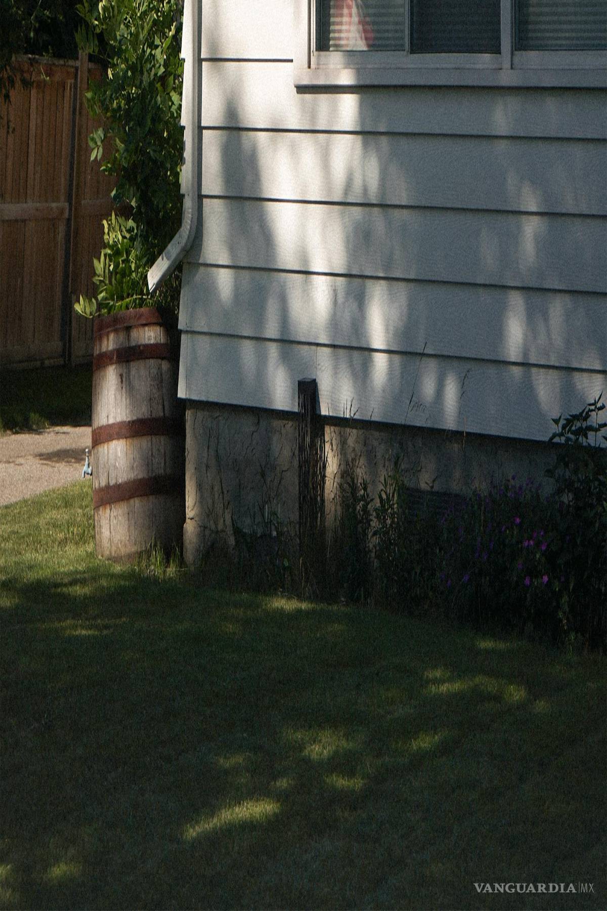 $!Una bandera de Canadá ondea frente a una casa en High River, Alberta, Canadá.