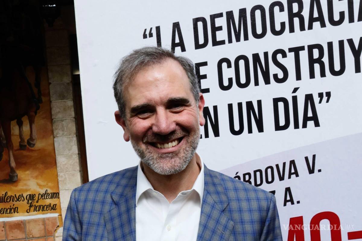 $!Córdova presentó el libro ‘La democracia no se construyó en un día’.