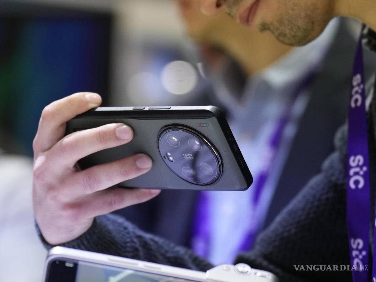 $!Un visitante manipula el nuevo Xiaomi 14 durante la jornada inaugural del MWC 2024, el principal congreso tecnológico del mundo.