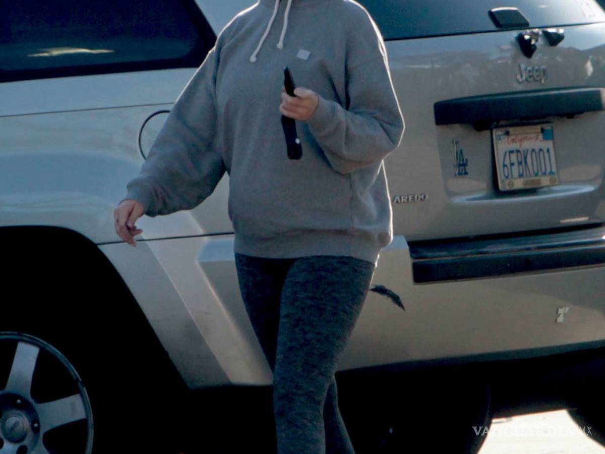 $!Pese a contingencia por coronavirus, Katy Perry es captada en la calle luciendo su embarazo