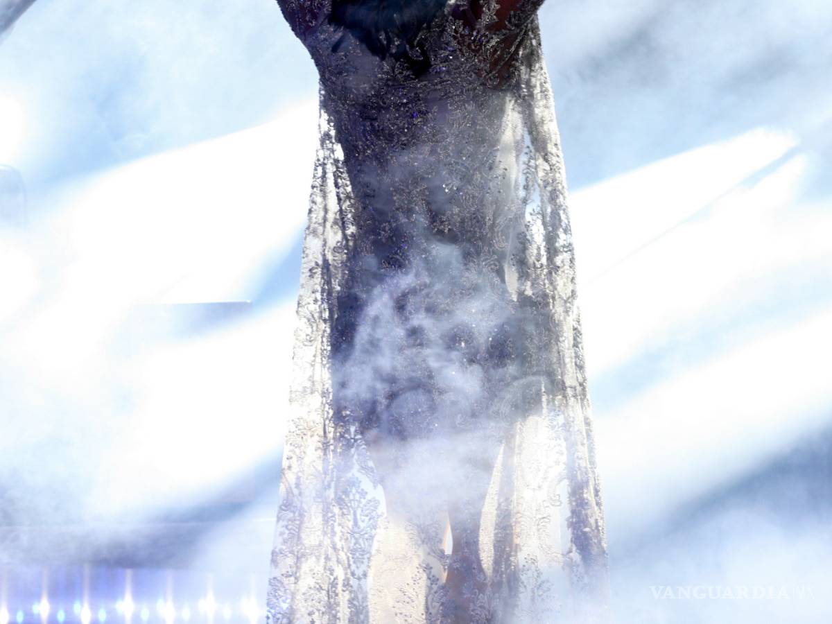 $!Yuridia enamora con su voz, pero no llena auditorio