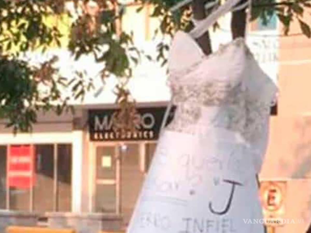 $!"¿Te querías casar? perro infiel", exhiben infidelidad colgando vestido de novia