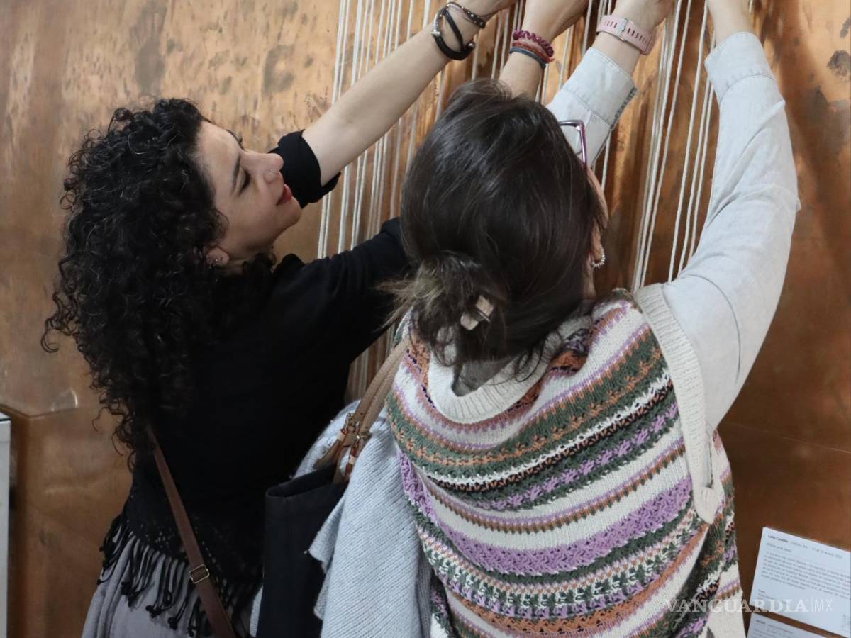 $!La artista textil Laila Castillo preparó un telar que se irá armando con la participación de los y las asistentes a la exposición.