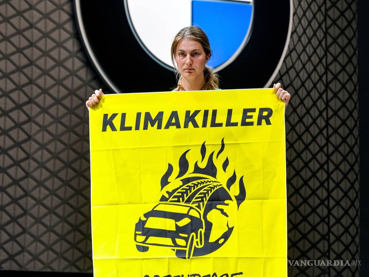 $!Activistas de Greenpeace irrumpen y se suben en los autos del Salón Internacional del Automóvil de Frankfurt, ve estas imágenes