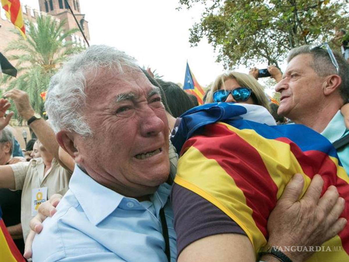 $!Tras votación en Cataluña, la gente grita "¡visca (viva) la República!"