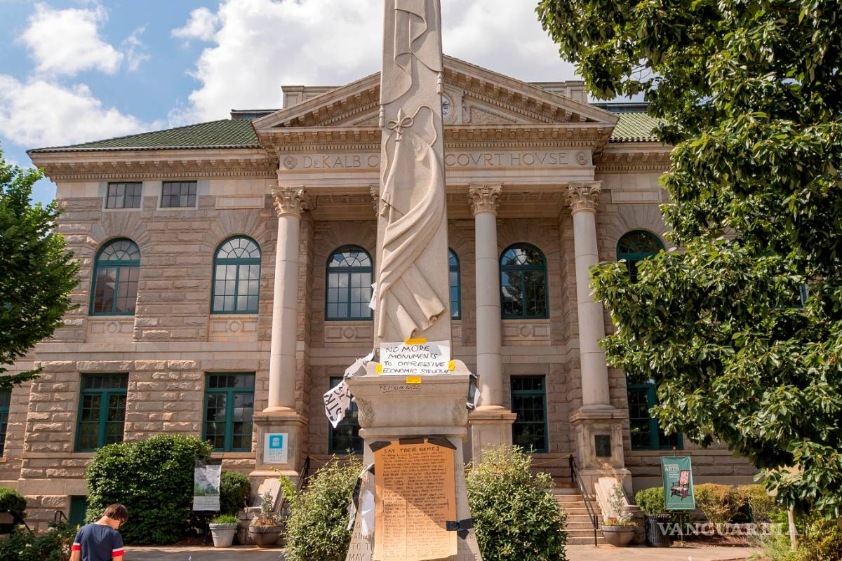 $!Monumentos y estatuas son víctimas de la ira y las protestas antirracistas en todo el mundo (fotos)
