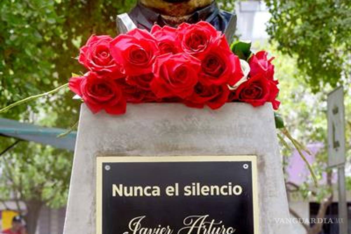 $!Familiares develan busto del periodista Javier Valdez, asesinado en 2017