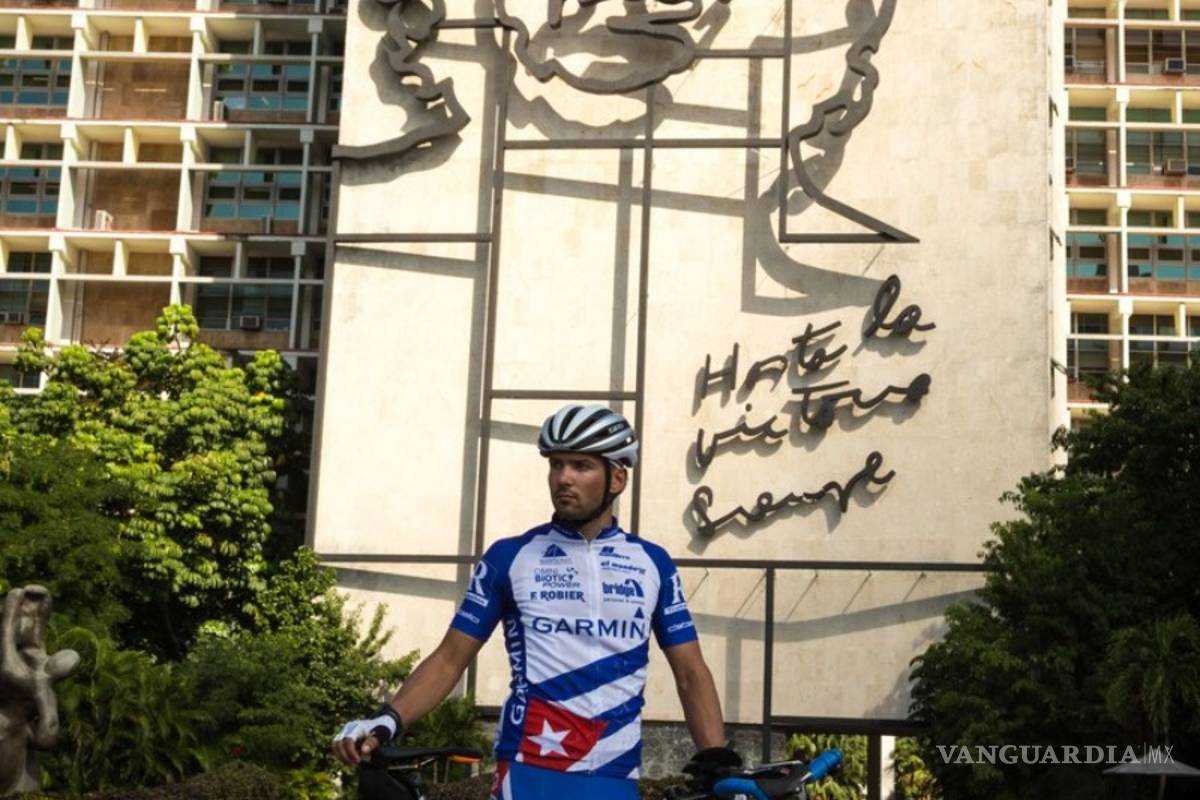 El ciclista Jacob Zurl busca atravesar de punta a punta la isla de Cuba