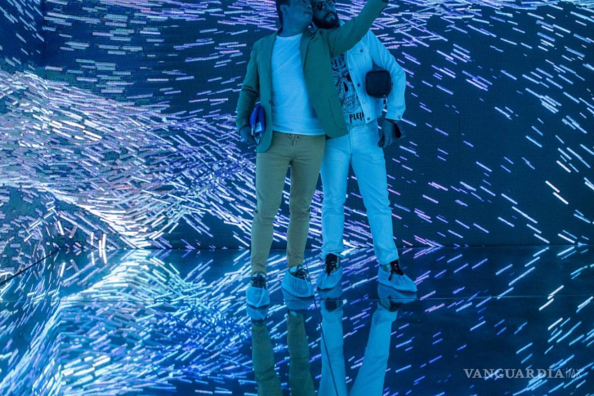 $!Dos personas visitan el Museo del Futuro (MUFO), en Ciudad de México (México) el el 3 abril de 2022.