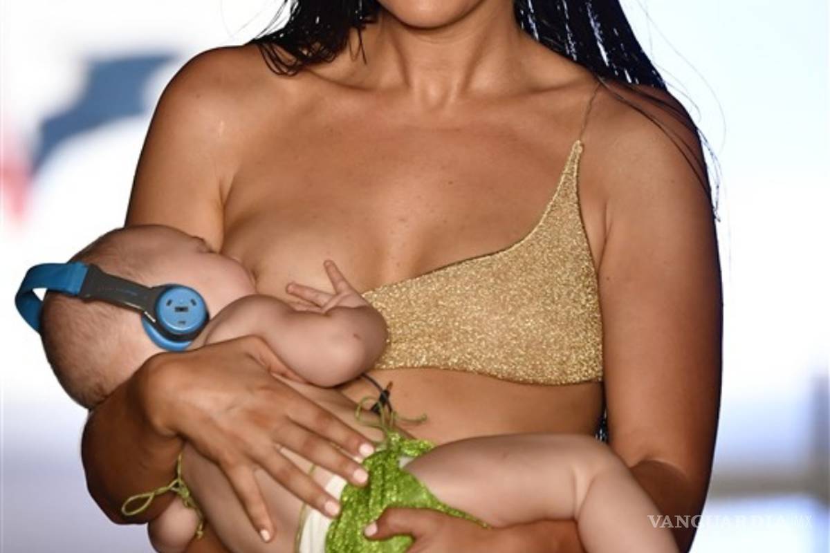 Modelo amamanta a su bebé durante pasarela y provoca debate en redes en Miami