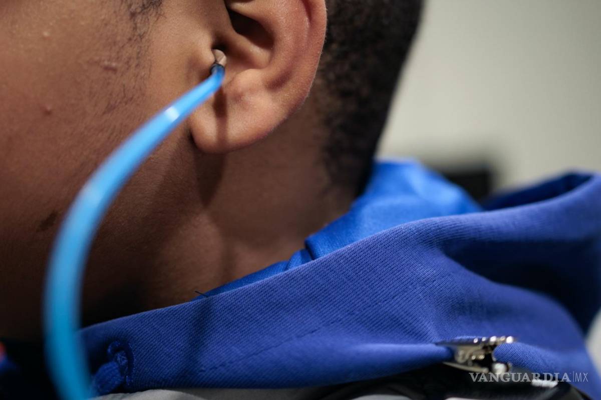 $!Se utilizan auriculares especiales para la prueba de audición de Aissam Dam, de 11 años, en el Hospital Infantil de Filadelfia.