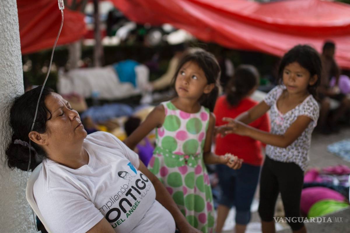 Enfermeras y médicos voluntarios ayudan caravana de migrantes
