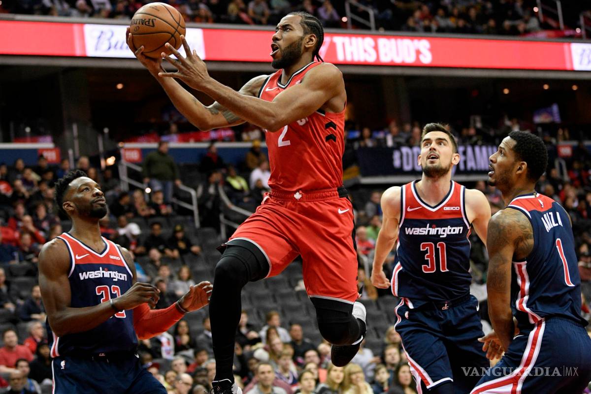 $!Kawhi Leonard y Serge Ibaka le dan la victoria a unos enrrachados Raptors