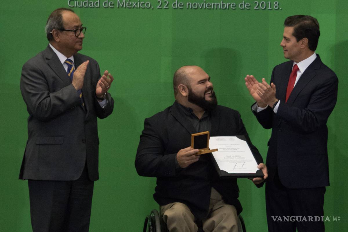 $!Entrega EPN el Premio Nacional del Deporte al 'Canelo' Álvarez y a Alegna González