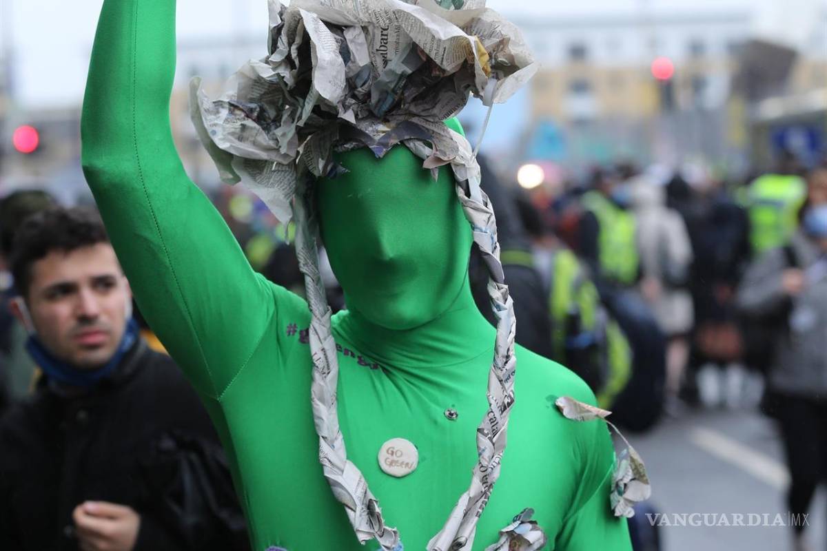 $!Activistas asisten a una manifestación durante la Cumbre del Clima de la ONU COP26 en Glasgow, Escocia. EFE/EPA/Robert Perry