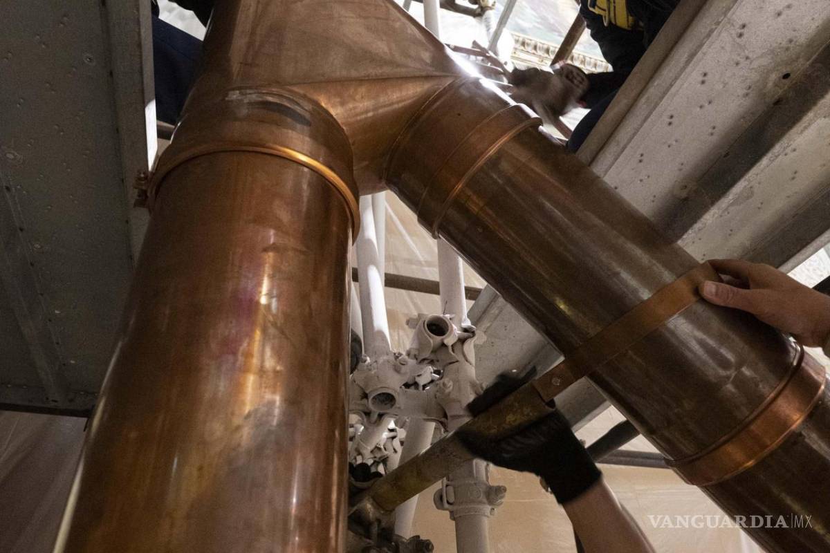 $!Los técnicos instalan las mesas en las que votarán los cardenales o la estufa en la que los cardenales quemarán sus votos secretos, además de otros retoques.