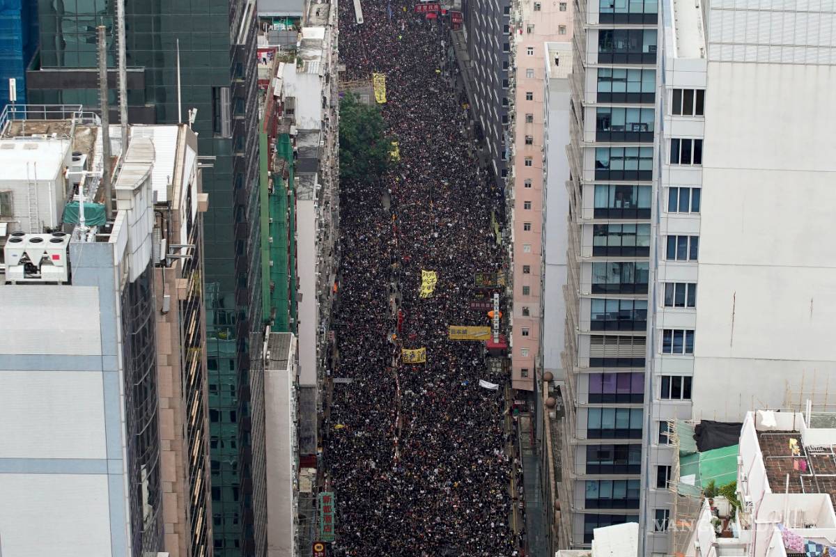 Marchan y protestan dos millones en Hong Kong, exigiendo desechar la ley de extradición