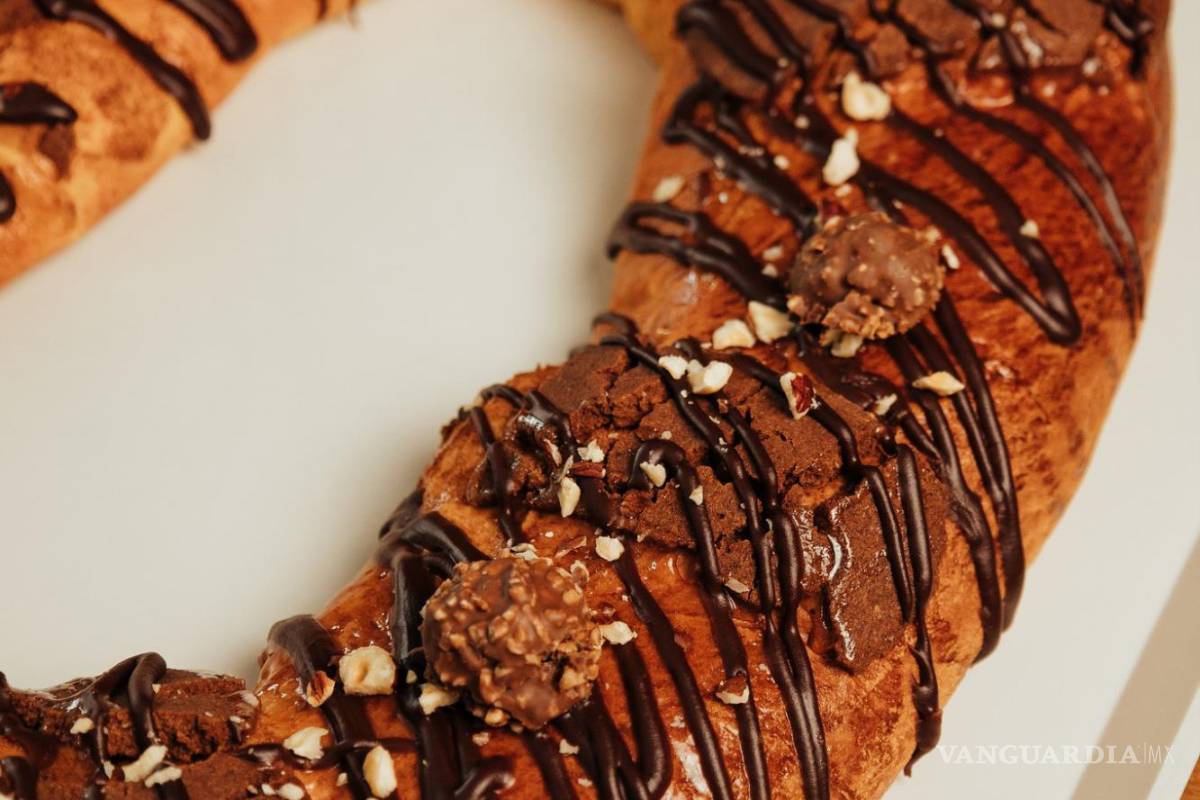 $!Delibaguette deslumbra con su rosca de Ferrero, rellena de crema de avellana y cubierta con trozos del icónico chocolate, perfecta para los amantes de lo dulce.