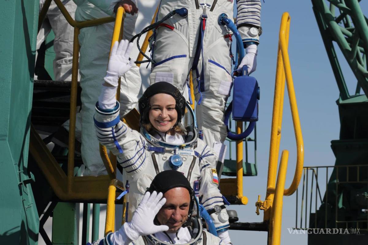 $!Una foto que está disponible en el sitio web oficial de la Corporación Espacial Estatal Rusa ROSCOSMOS / Centro Espacial Sur muestra a los miembros de la Expedición 66 de la Estación Espacial Internacional (ISS), la actriz Yulia Peresild (C), el cosmonauta Anton Shkaplerov (batuta) y el director de cine Klim Shipenko Ola de embarque a la nave espacial Soyuz MS-19 antes del lanzamiento en el cosmódromo ruso de Baikonur, Kazajstán. EFE/EPA/SPACE CENTRE SOUTH/ROSCOSMOS