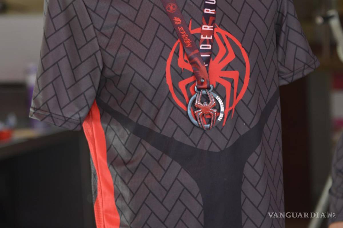 $!Playera que se entregará a los participantes y medalla que recibirán los ganadores.