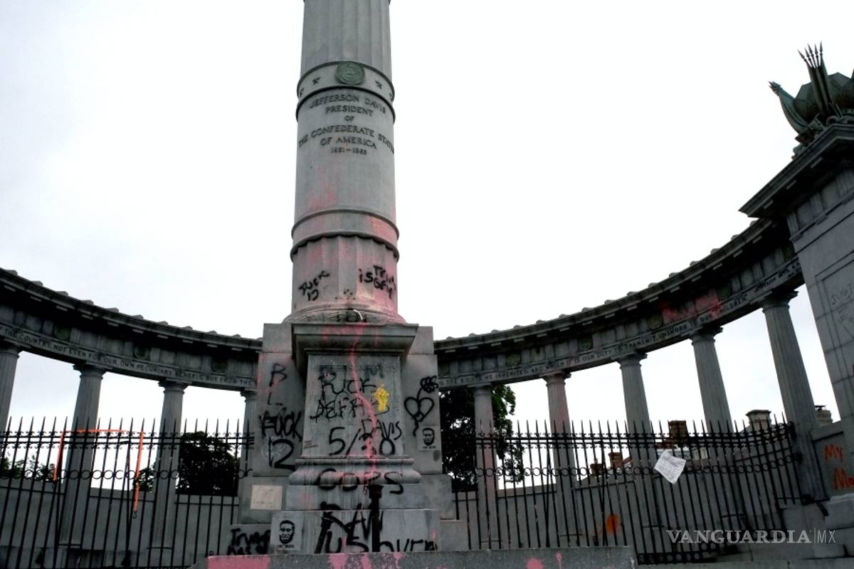 $!Monumentos y estatuas son víctimas de la ira y las protestas antirracistas en todo el mundo (fotos)
