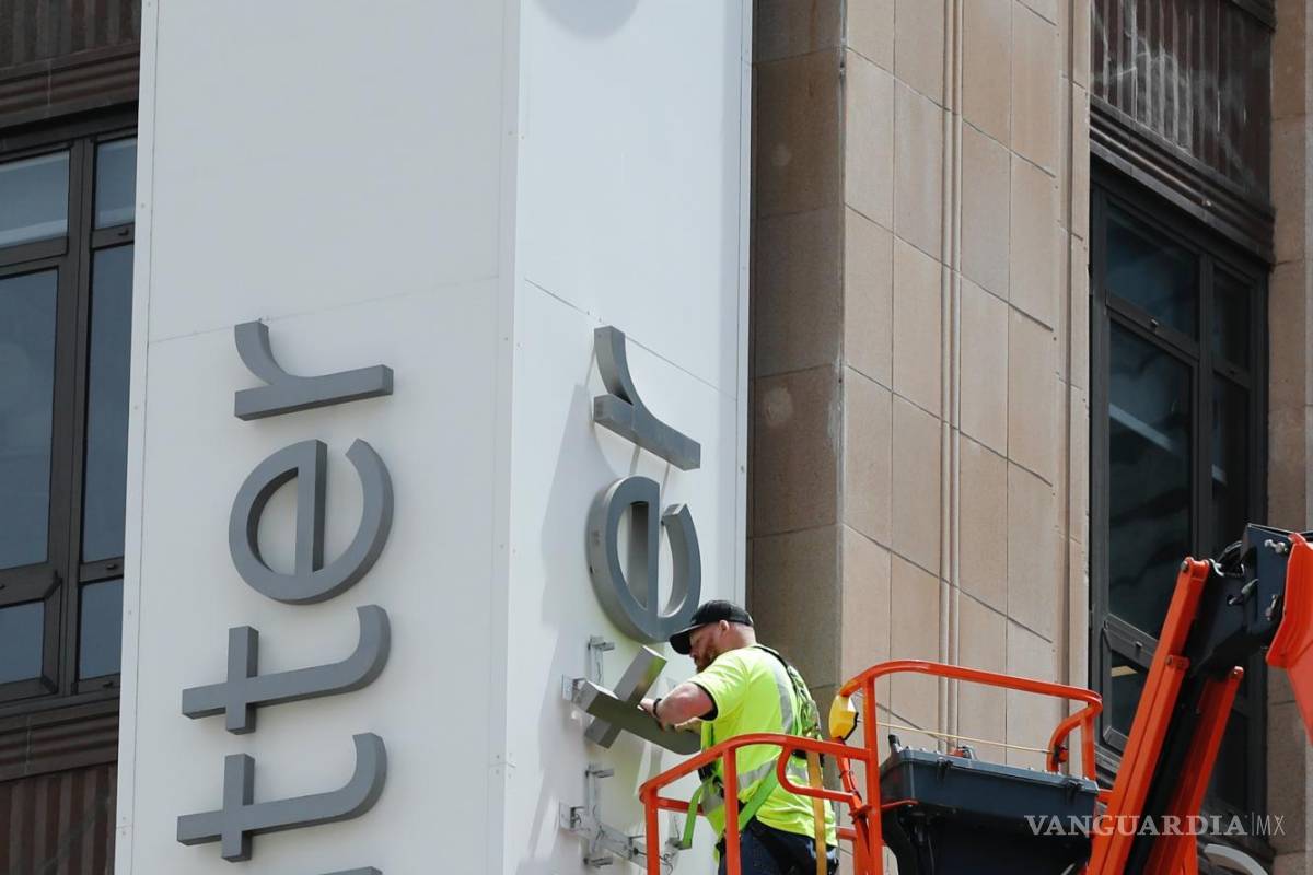 $!Trabajadores en San Francisco cambian la icónica seña de identidad de Twitter por la letra X con la que Elon Musk, ha decidido llamar a esta red social.